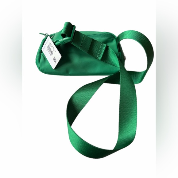 lululemon athletica Belt Bag in Vibrant raceway green NWT - Picture 10 of 10